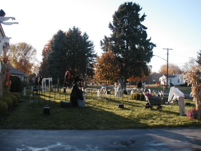 2003halloweendisplaydaylight (2)